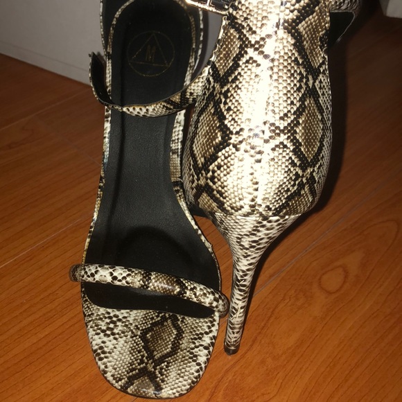 Snake skin finish heel - Picture 4 of 4
